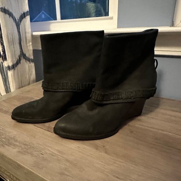 B. MAKOWSKY WOMENS BLACK LEATHER MADDISON WEDGE BOOTS SIZE 8 - Picture 9 of 12